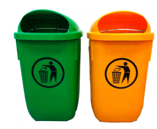 Contenedor de basura colgante de 50 litros en colores verde y naranja, montado en un muro, ideal para espacios públicos e industriales.